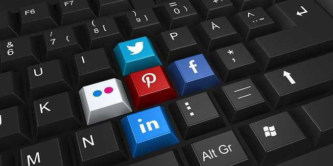 social media keys on keyboard